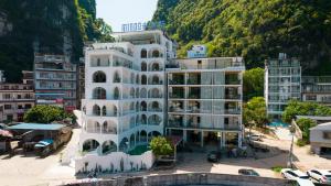 a white building in a city with a mountain at Yangshuo MINOS Hotel-Inspired by Santorini design, Entrance of Ten-Mile Gallery,Free Laundry,Itinerary Hepler,Book Tickets in Advance,E Scooter Service in Yangshuo
