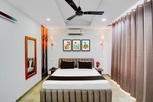 a bedroom with a bed and a ceiling fan at Super Townhouse by OYO Cosmo Mall Zirakpur Formerly R K Residency in Zirakpur +29 photos