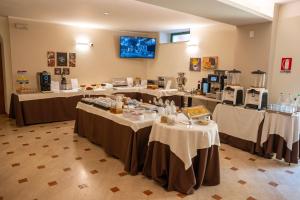 a group of tables in a room with tablesktop at La Pina in Rezzato