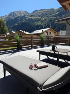 eine Tischtennisplatte, die auf einer Terrasse steht in der Unterkunft Alprocks Alvaresort in Bichlbach