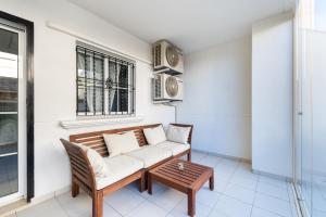 a living room with a couch and a table at Playa del Pinet 2 in La Marina