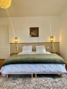 a bedroom with a large bed with two lamps at Maison de vacances, centre ville Gambetta in La Teste-de-Buch