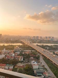 a bridge over a city with cars on a highway at VEC Homes - Triển lãm VEC Đông Anh - 2 Phòng ngủ view sông Hồng in Dong Anh