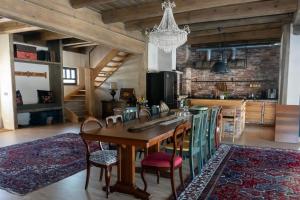 eine Küche und ein Esszimmer mit einem Holztisch und Stühlen in der Unterkunft Ülase Riverside Lodge, Rural Retreat for 20 Guests, Private Smoke Sauna Available, Estonia in Lohu