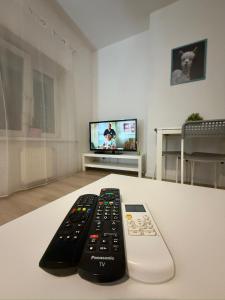 a remote control sitting on a table in front of a television at Apartament z KLIMATYZACJĄ - ul Plebiscytowa 19 - darmowy parking in Opole