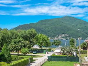 a view of a mountain and a body of water at Casa Belfiore in Maccagno Superiore