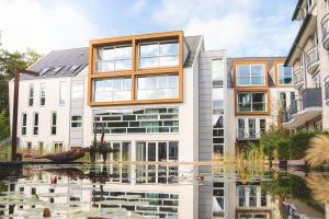 een gebouw met een vijver ervoor bij blooming in Bergen