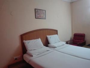 Vuode tai vuoteita majoituspaikassa Hotel Nandanam