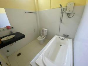 a bathroom with a tub and a toilet and a sink at Pov Monique 2 in Stœ̆ng Trêng