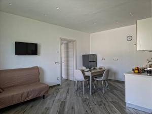 a living room with a couch and a table with chairs at Animo House in Pianillo
