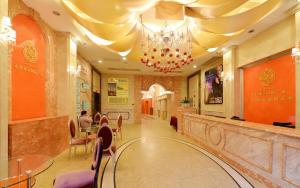 eine Lobby eines Hotels mit einem Kronleuchter in der Unterkunft Yo Le Le Apartment in Guangzhou