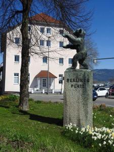 a statue of a bear on top of a monument at Hotel Argo Lindau in Lindau