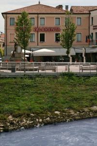 Výhled na řeku, která protéká v blízkosti hotelu