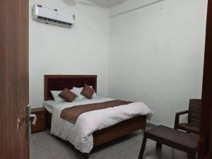 a bedroom with a bed and a chair at Sivago hotel in Kosi
