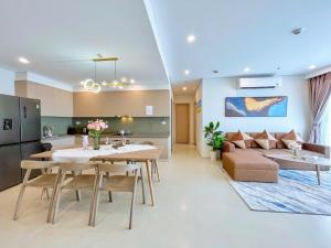 a kitchen and living room with a table and a couch at CĂN HỘ NGHĨ DƯỠNG CAO CẤP THE SÓNG VŨNG TÀU-THE SONG APARTMENT LeeHuy in Vung Tau