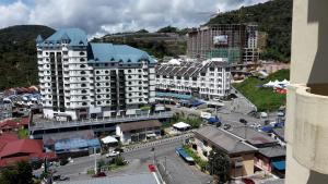 z góry widok na miasto z budynkami i ulicą w obiekcie Lacy's Crown Imperial Court Apartment w mieście Cameron Highlands