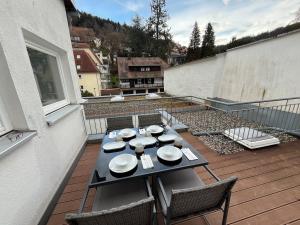 a table on the roof of a balcony at City Centre Terrace Apartment in Triberg