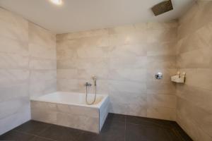 a bathroom with a bath tub in a room at Müller´s Talblick in Deggingen +27 photos