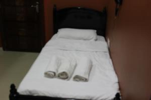 苏尔Five Continents Hotel的一张铺着白色床单和毛巾的床