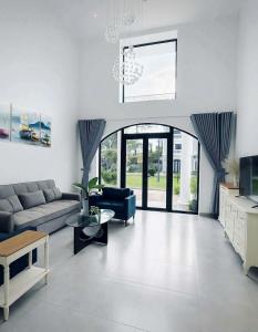 a living room with a couch and a table at Camly Resort DaLat in Ấp Ða Lợi