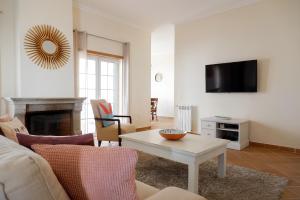a living room with a couch and a table at A Casa dos Príncipes in Amoreira
