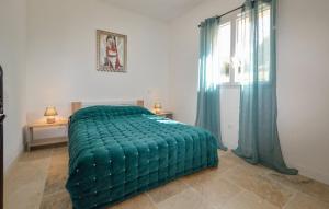 a bedroom with a green bed and a window at "Vigna d’Eugène" – T3 Piscine | by Efficios in Petreto-Bicchisano