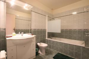 ein Badezimmer mit Waschbecken, Toilette und Badewanne in der Unterkunft Gorpulania in Arbonne + 23 Fotos