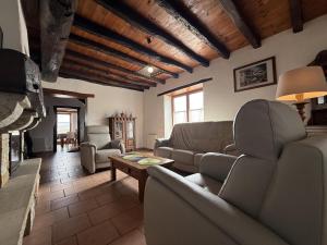 ein Wohnzimmer mit Sofas und einem Kamin in der Unterkunft Gorpulania in Arbonne