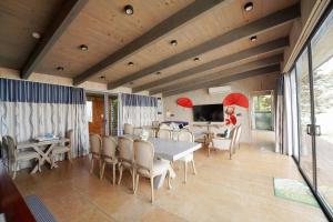 a dining room with a table and chairs at Nomia Garden Retreats - Khu nghỉ dưỡng hồ Trị An in Xóm Ðốt Ðó