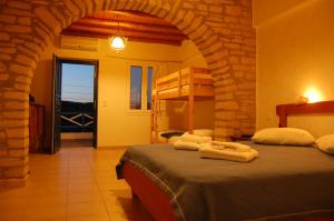 1 dormitorio con 2 camas en una habitación con ventana en Maistrali en Iraklia