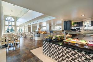 a restaurant with a buffet with many different foods at Barceló Costa Ballena Golf & Spa in Costa Ballena
