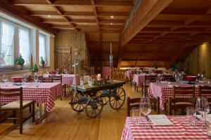 a restaurant with tables and chairs with red and white table cloth at Hotel & Gasthaus Die Perle in Perlen
