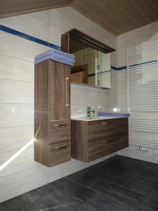 ウンターアッハ・アム・アターゼーにあるTremlhofのバスルーム(洗面台、鏡付)