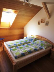 Bett mit einer Decke auf dem Zimmer in der Unterkunft Tremlhof in Unterach am Attersee