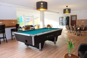 a billiard room with a pool table in it at Forest Monteurzimmer & Fewo für Firmen & Gruppen in Bad Bevensen