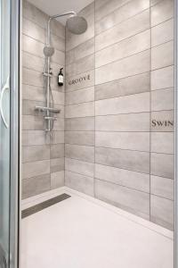 a shower with a glass door with the words shower synergy at Tour d'Auvergne - Appartements en plein centre ville, proche de la cathédrale et de la place de Jaude in Clermont-Ferrand +99 photos