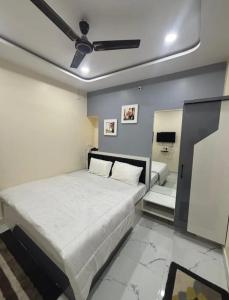a bedroom with a bed and a ceiling at Hotel Magic Inn in Nagpur