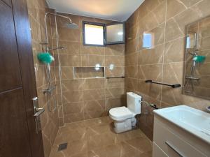 a bathroom with a shower and a toilet and a sink at Villa Bonheur - Piscine sans vis-à-vis in Berkane