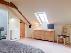 a bedroom with a bed and a tv on a dresser at 2 Bed in Axminster oc-blolo in Axminster