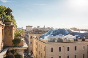un edificio con una cúpula de cristal encima en Dopodomani Suite, en Roma
