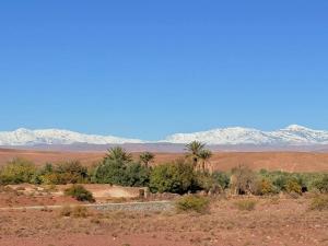a road in the desert with mountains in the background at Chez houssam in Ouarzazate