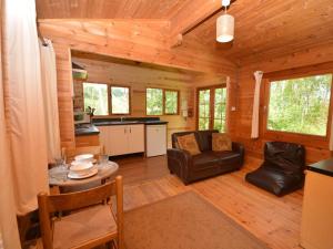 a living room with a table and a kitchen at 1 Bed in Tiverton oc-wonlo in Bampton