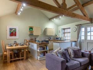 a living room with a couch and a kitchen at 2 Bed in Axminster oc-bloom in Axminster