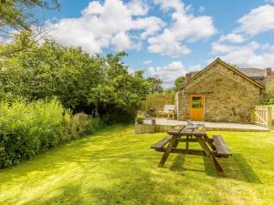 a picnic table in the yard of a cottage at 2 Bed in Chulmleigh oc-87668 in Chulmleigh