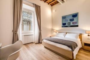 una camera d'albergo con letto e finestra di Dopodomani Suite a Roma
