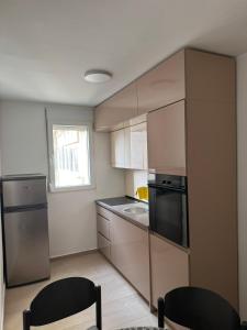 a kitchen with stainless steel appliances and a window at The Urban Oasis in Bar