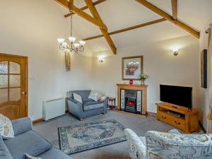 a living room with a couch and a tv at 3 Bed in Holsworthy oc-tcsheph in Merryfield