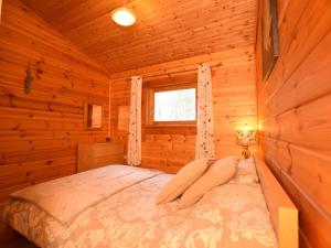 a bedroom with a bed in a log cabin at 2 Bed in Tiverton oc-wonha in Bampton