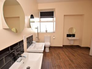 a bathroom with a sink and a toilet and a mirror at 11 Bed in Bideford oc-redla in Instow +58 photos