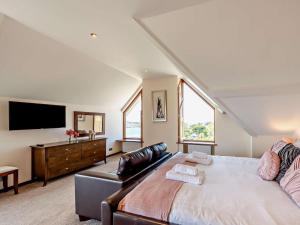 a bedroom with a large bed and a television at 11 Bed in Bideford oc-redla in Instow